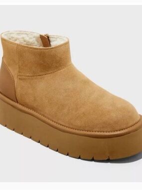 Women’s size 8 platform memory foam boot